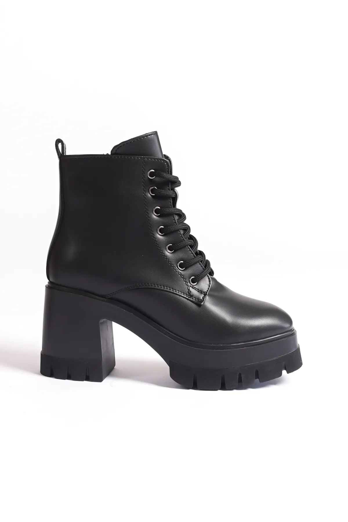 Capone Outfitters  Damenstiefel zum Schnüren mit runder Zehenpartie und mittelhohem Absatz