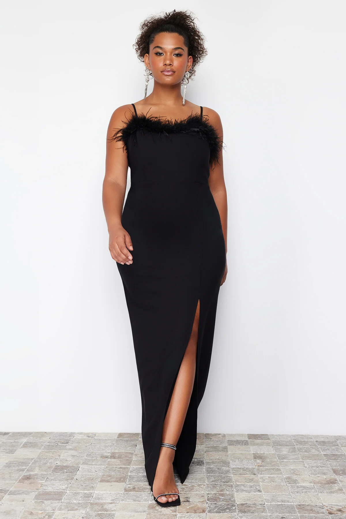 Trendyol Curve  Schwarzes Finike-Webkleid in Übergröße