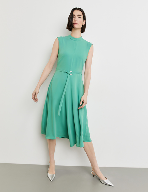 Fließendes Kleid mit Bindebändern