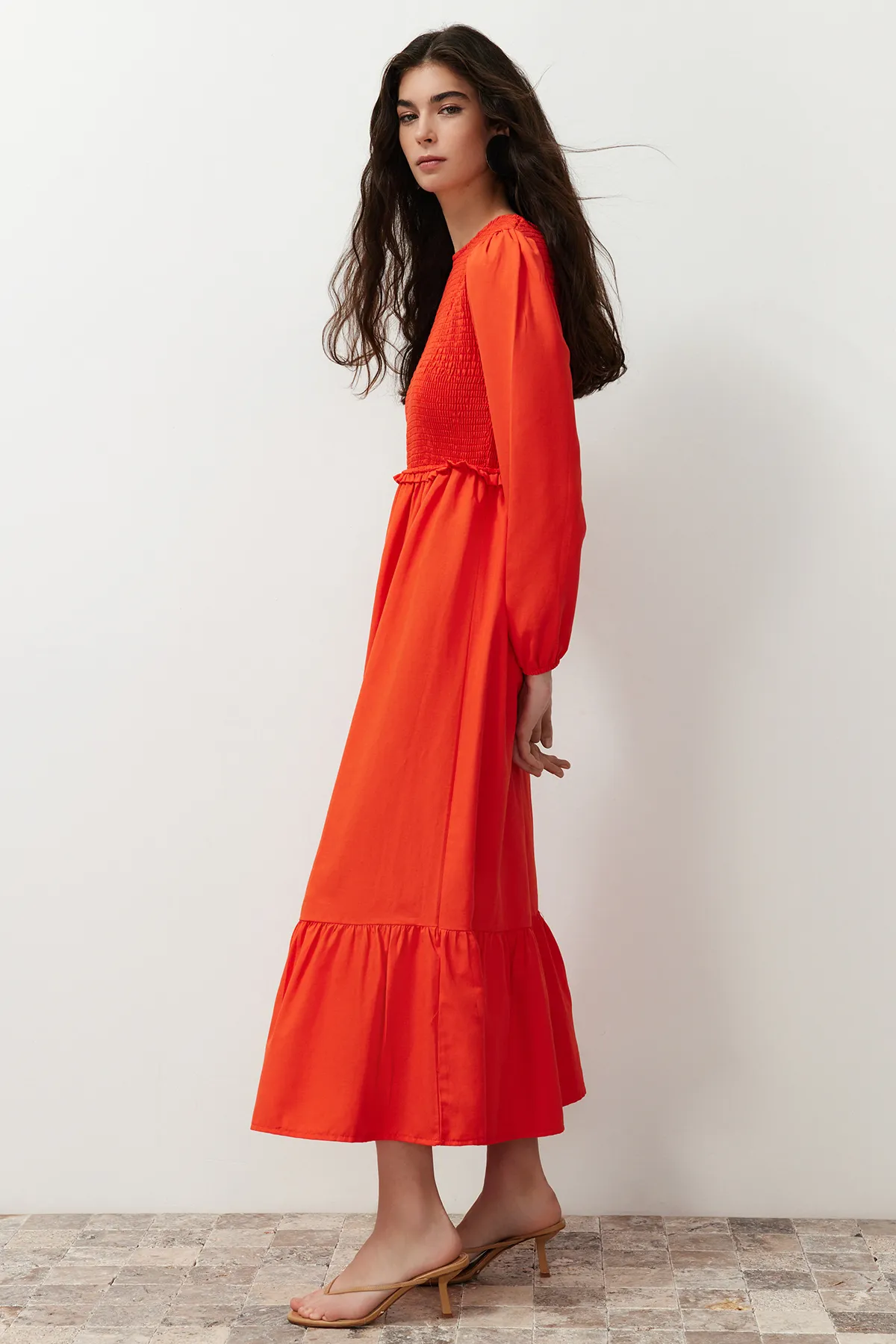Trendyol Modest  Orange gefüttertes, schlicht gewebtes Chambre-Hijab-Kleid TCTAW22EB0109