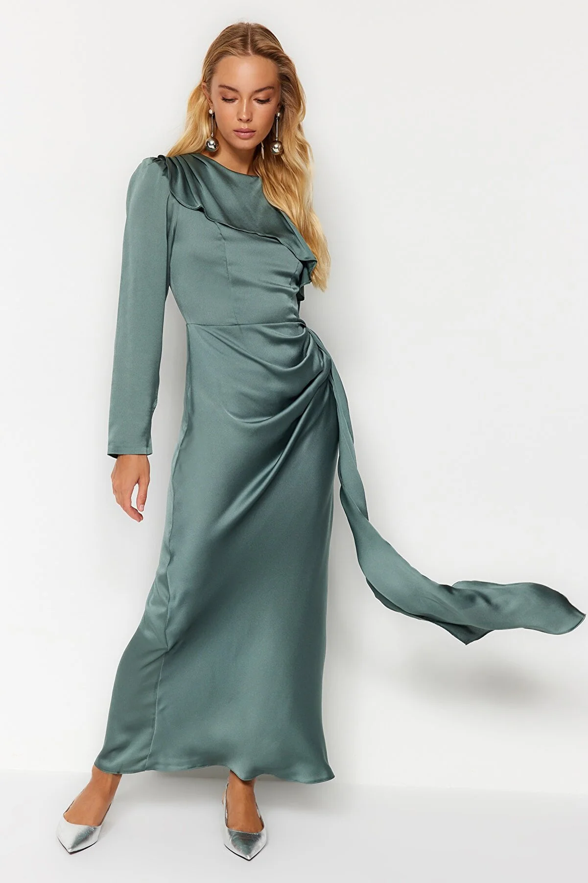 Trendyol Modest  Khakifarbenes Satin-Abendkleid mit Schalkragen TCTAW24DB00004