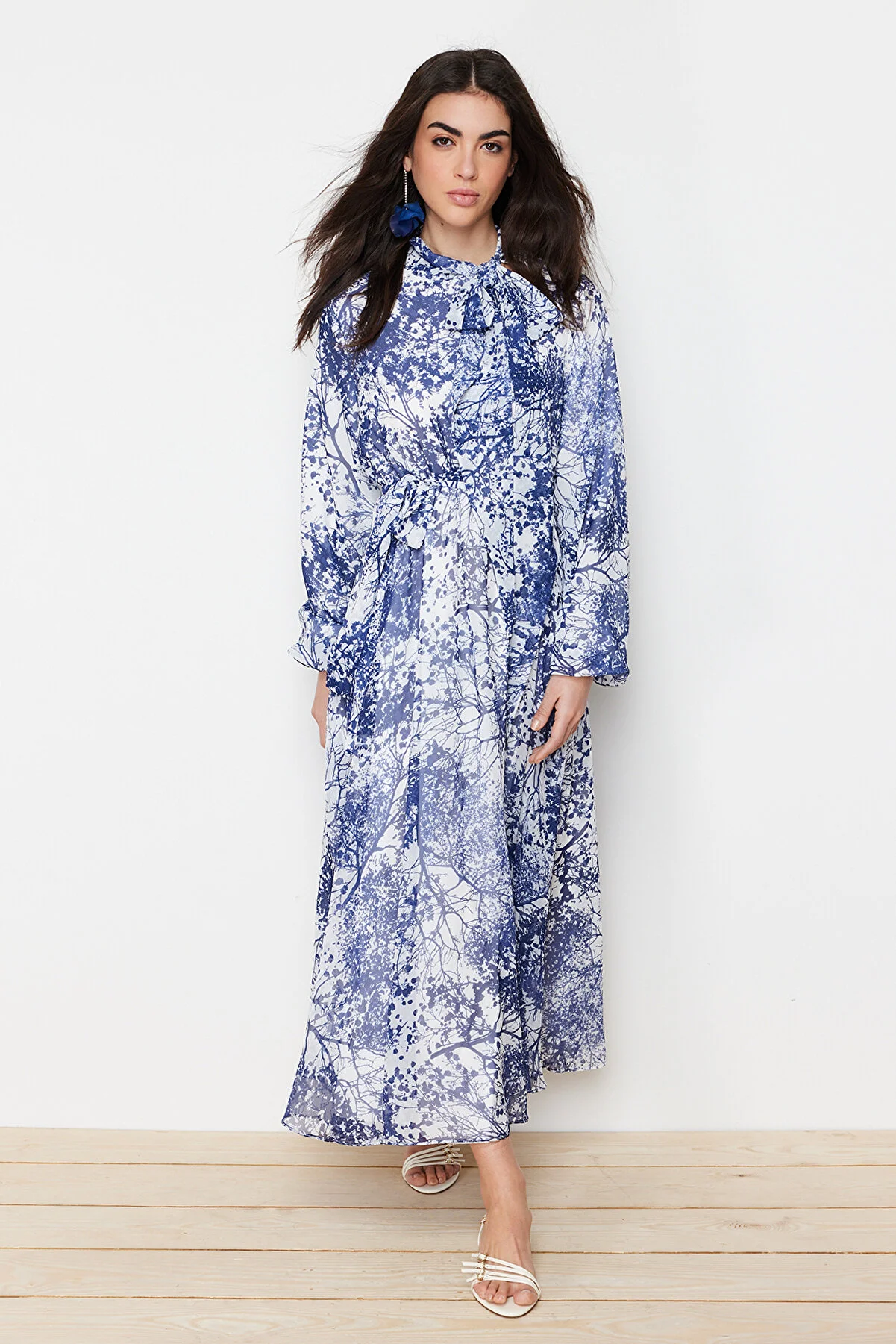 Trendyol Modest  Blaues, langes Abendkleid aus Chiffon mit Blumenmuster und Futter TCTSS24EB00040