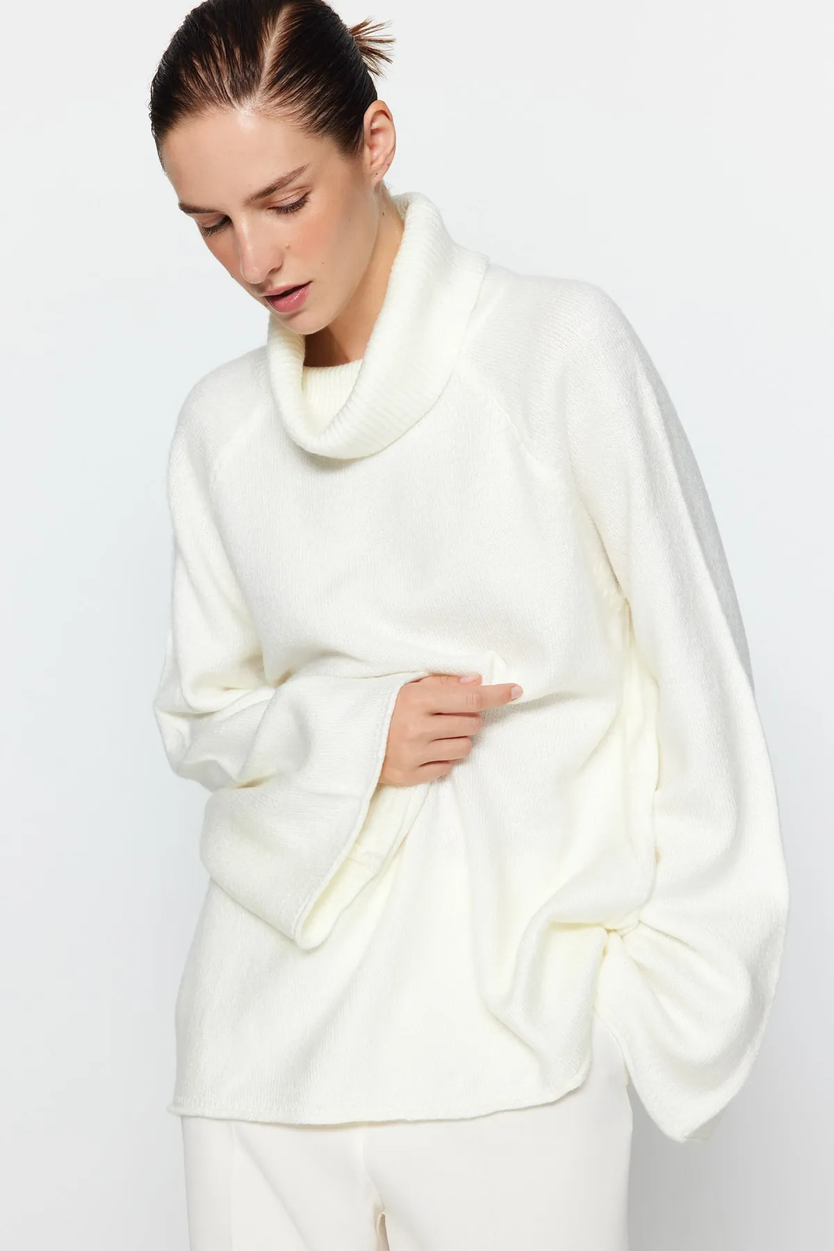 Trendyol Collection  Ecrufarbener Rollkragenpullover mit weicher Struktur TWOAW24KZ00426