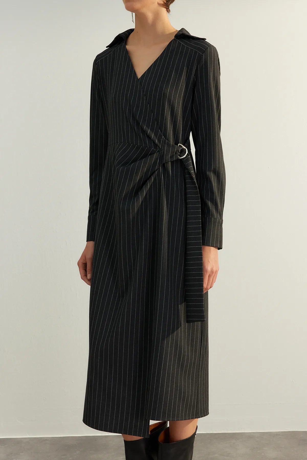 Trendyol Collection  Schwarzes gerade geschnittenes Midi-Kleid mit zweireihigem Verschluss, gestreiftes Kleid, gewebtes Kleid TWOAW24EL00239