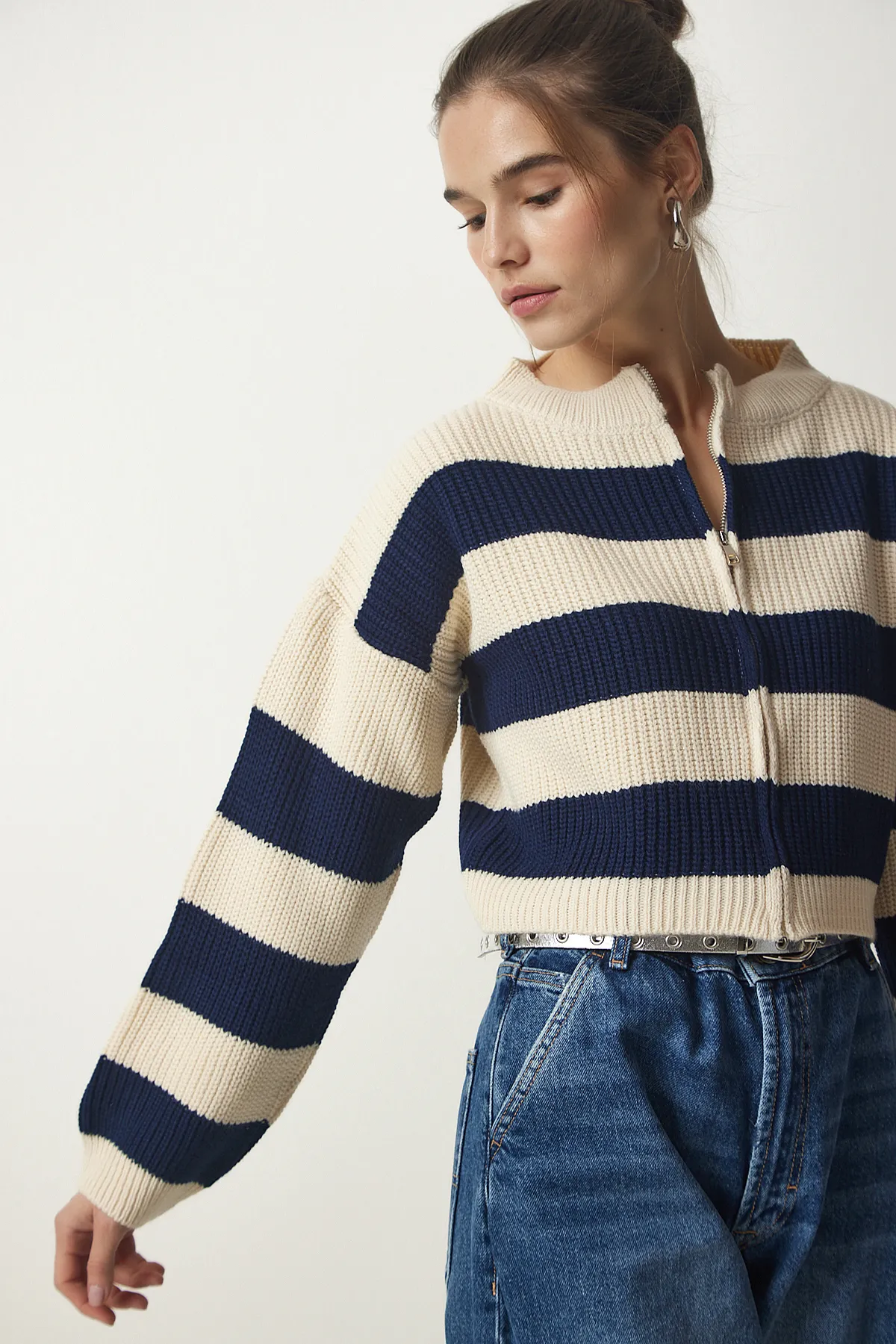 Happiness İstanbul  Cremefarbene, marineblaue Strickjacke mit Streifen und Reißverschluss für Damen MC00246