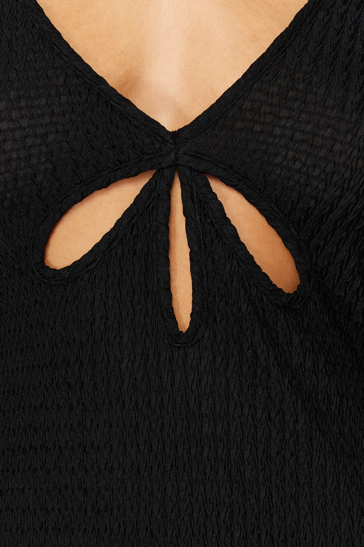 Trendyol Collection  Schwarzes, figurbetontes, gestricktes Mini-Strandkleid mit Rüschen TBESS24EL00003