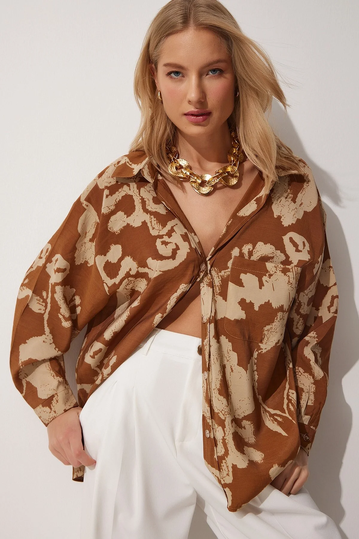 Happiness İstanbul  Braunes gemustertes Oversize-Hemd aus Baumwollsatin für Damen OH00044