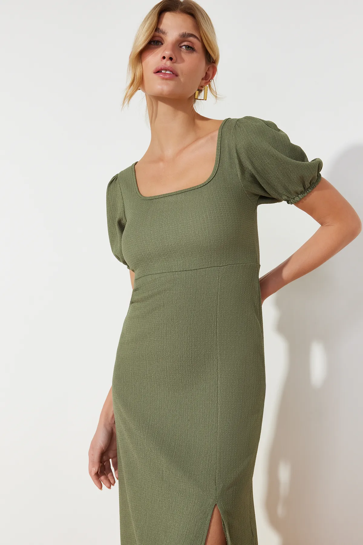 Trendyol Collection  Khakifarbenes A-Linien-Strickkleid mit quadratischem Kragen, Ballonärmeln, Schlitzdetail, Wickel-/strukturiertem Midi-Strickkleid TWOSS23EL01533