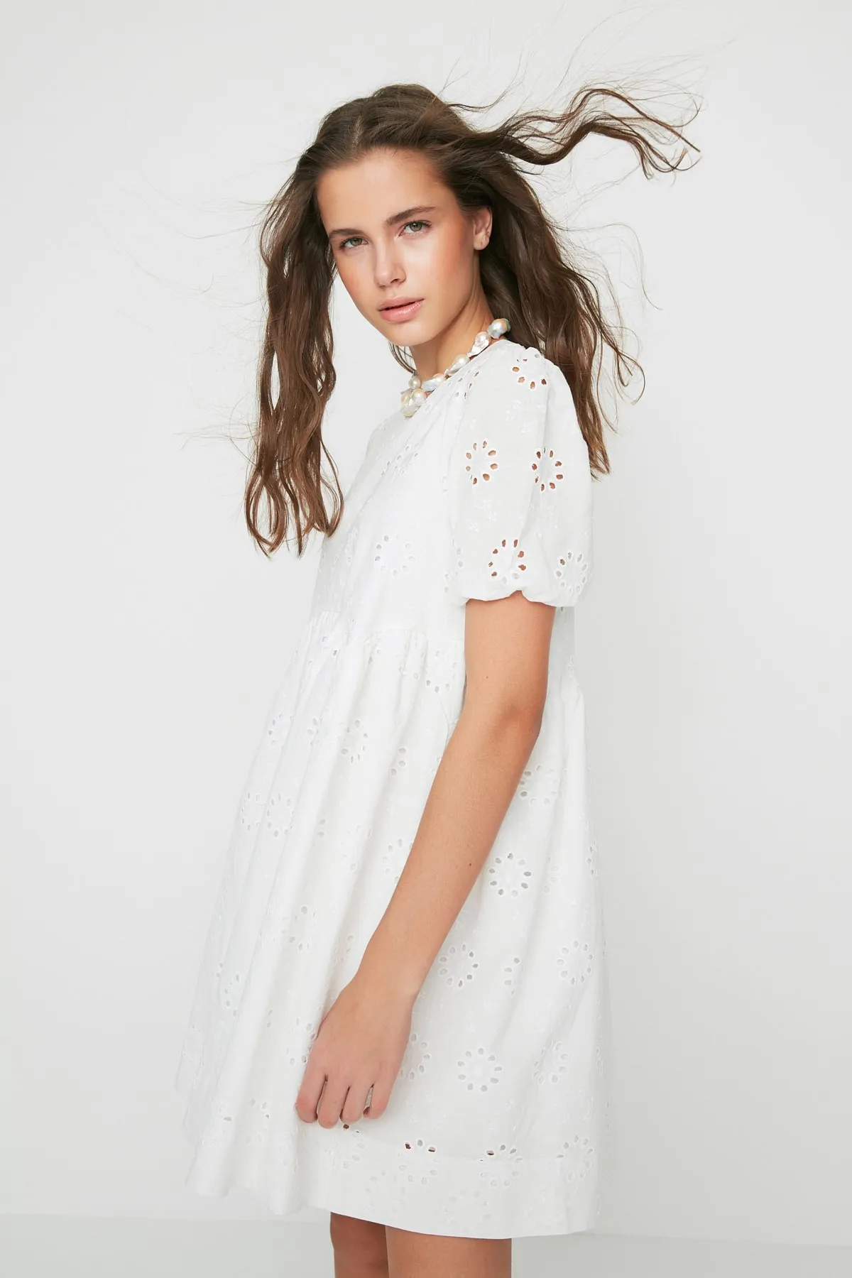 Trendyol Collection  Ecrufarbenes, weit geschnittenes, gewebtes Minikleid mit Stickerei in limitierter Auflage TWOSS22EL0155