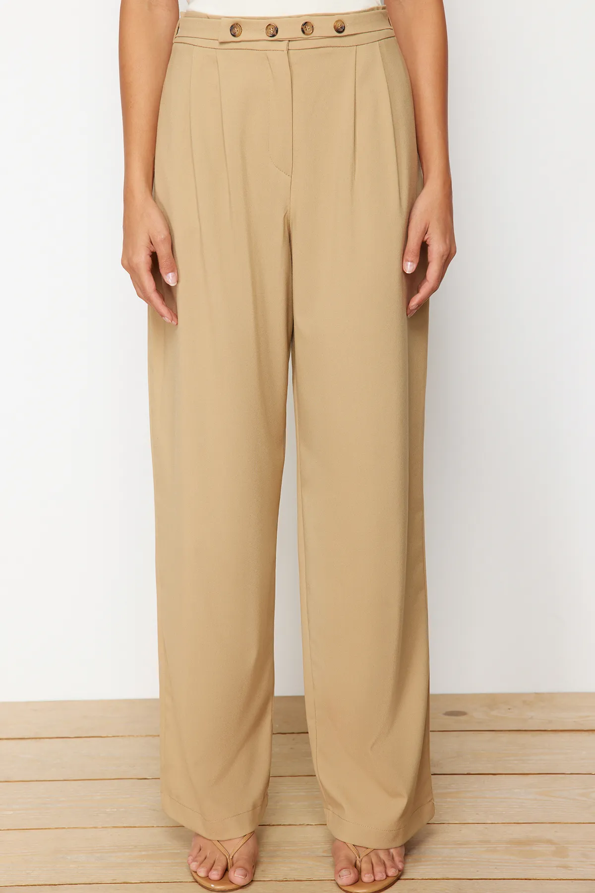 Trendyol Collection  Nerzfarbene Hose mit geradem Schnitt und Gürteldetail TWOSS24PL00023
