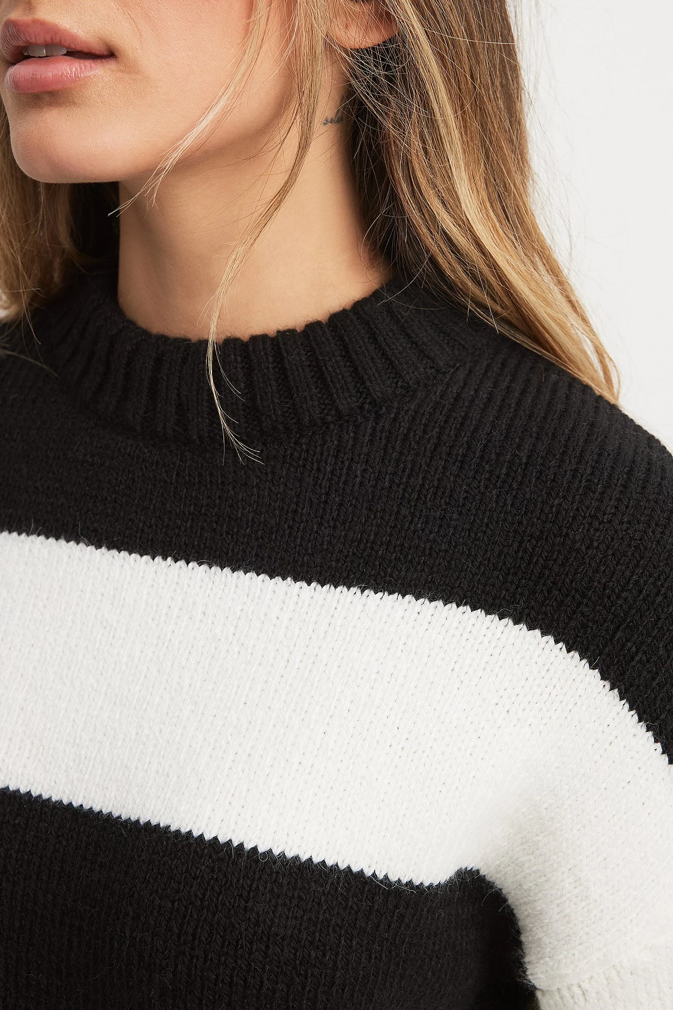 Gestreifter Strickpullover mit rundem Halsausschnitt