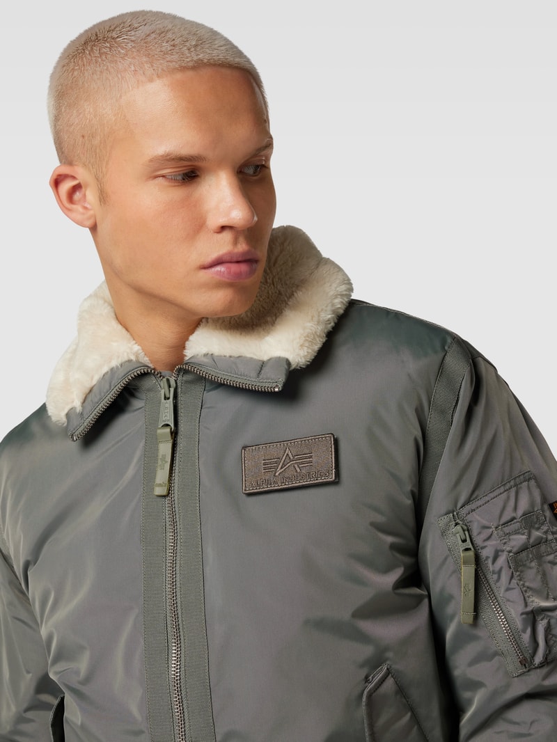 Bomberjacke mit Label-Patch in olivgrün