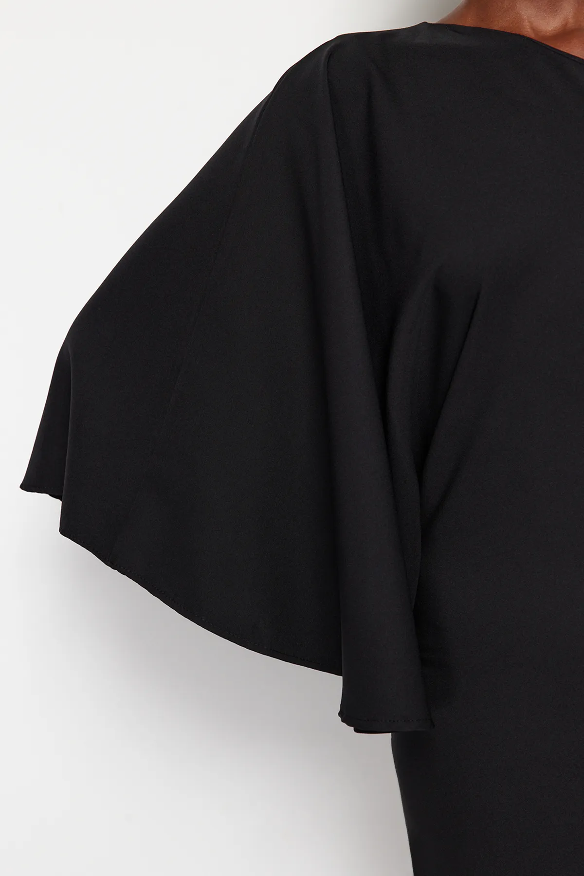 Trendyol Collection  Schwarzes einärmliges Kleid mit asymmetrischem Kragen TPRSS24EL00056