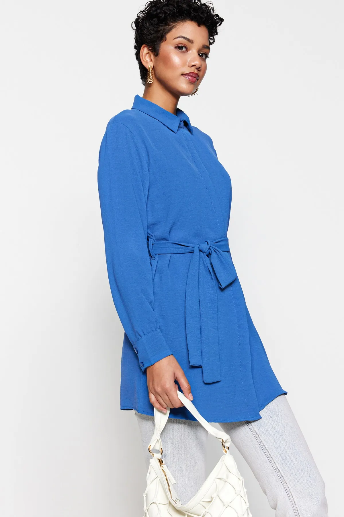 Trendyol Modest  Indigoblaues gewebtes Hemd mit Gürtel und versteckter Knopfleiste TCTSS21TN0049