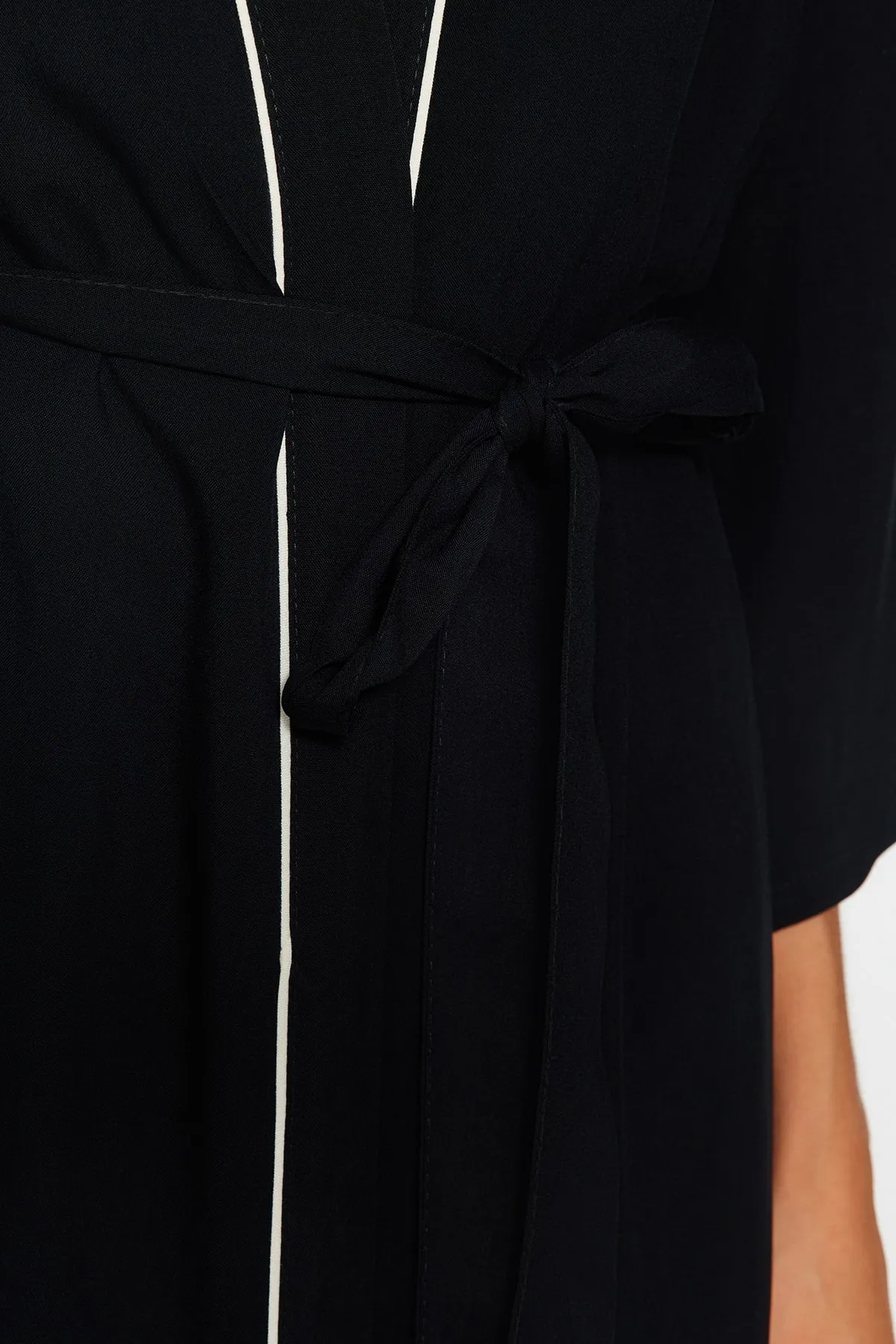 Trendyol Collection  Schwarzes 2-teiliges, geripptes Viskose-Morgenmantel-Pyjama-Unterteil, gewebtes Pyjama-Set THMAW24PT00074