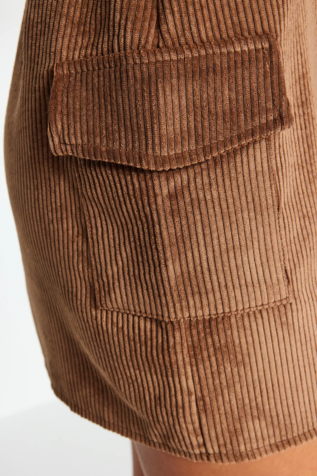 Trendyol Collection  Brauner, gewebter Minirock aus Samtstoff mit Reißverschlusstasche und Gürtel und detailliertem Detail TWOAW24ET00241