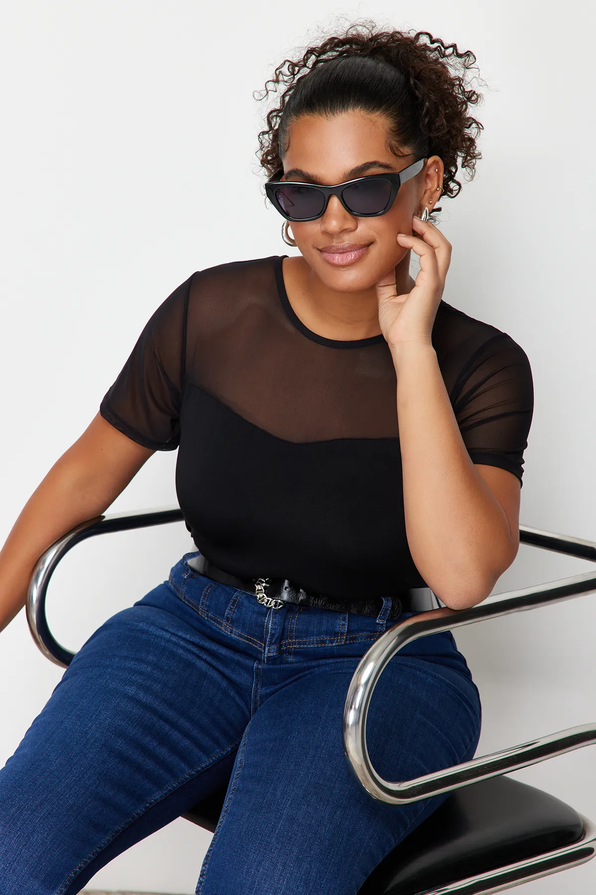 Trendyol Curve  Schwarze Strickbluse mit Herzkragen und Mesh-Details TBSSS24AF00046