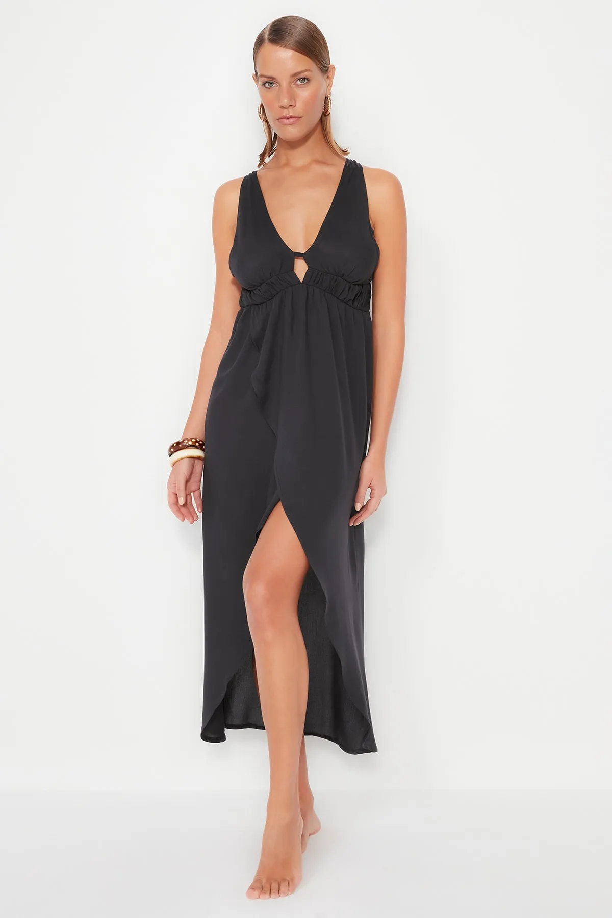 Trendyol Collection  Schwarzes, gerafftes Midi-Strandkleid aus Webstoff TBESS23EL00130