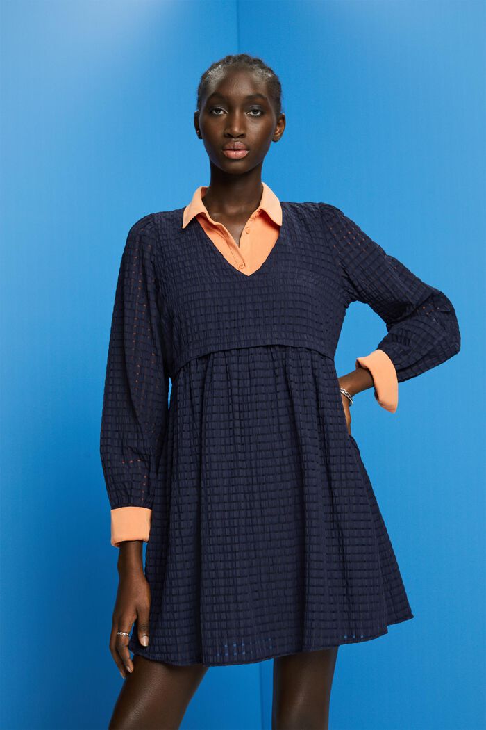 Strukturiertes Minikleid mit Volantsaum