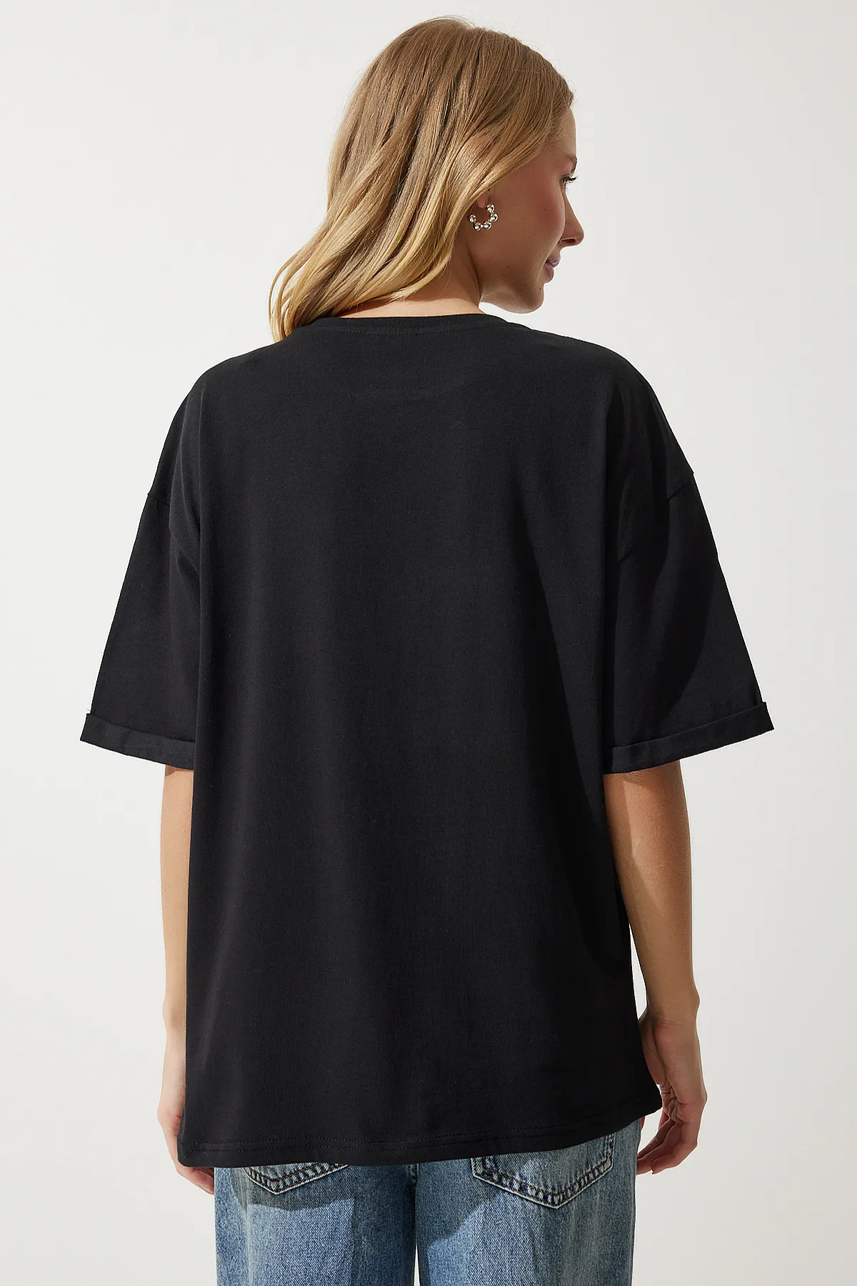 Happiness İstanbul  Schwarzes Damen-T-Shirt mit Blumenbrosche und detailliertem Design UL00018