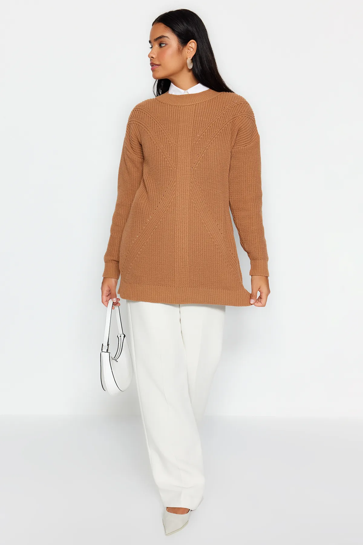 Trendyol Modest  Kamelfarbener Strickpullover mit Rundhalsausschnitt TCTAW24AK00023