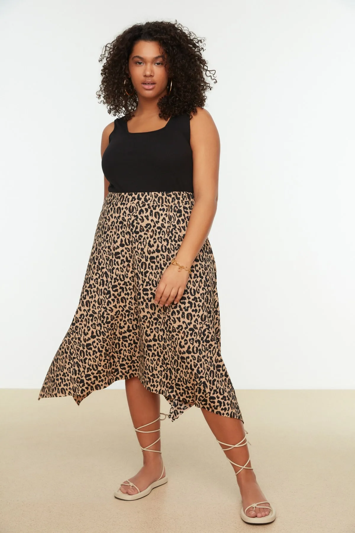 Trendyol Curve  Brauner Strickrock mit asymmetrischem Tiermuster TBBSS22ET0253