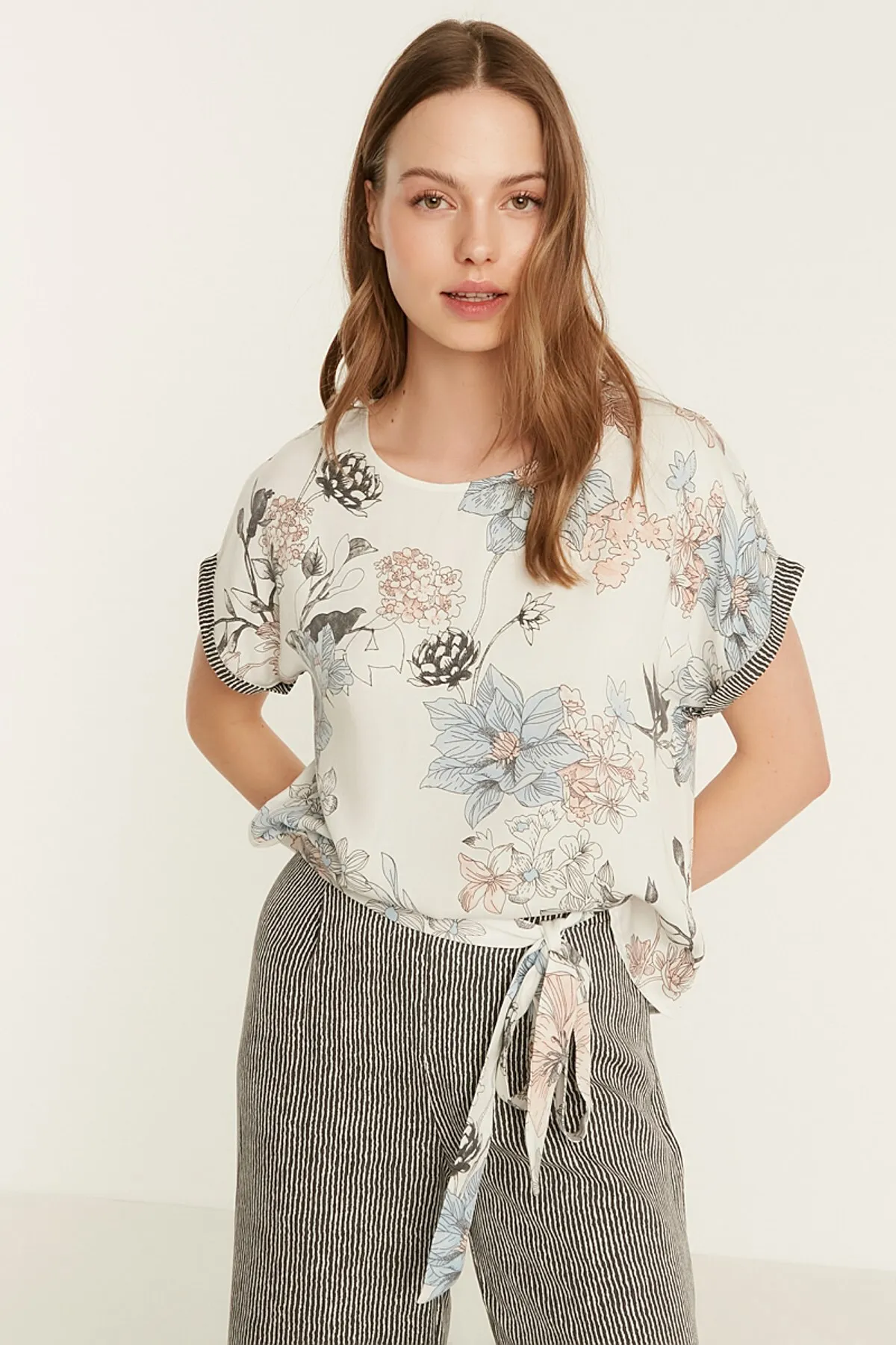 C&City  Gemustertes Kurzarm-Pyjama-Set aus Viskose 9081 Ecru