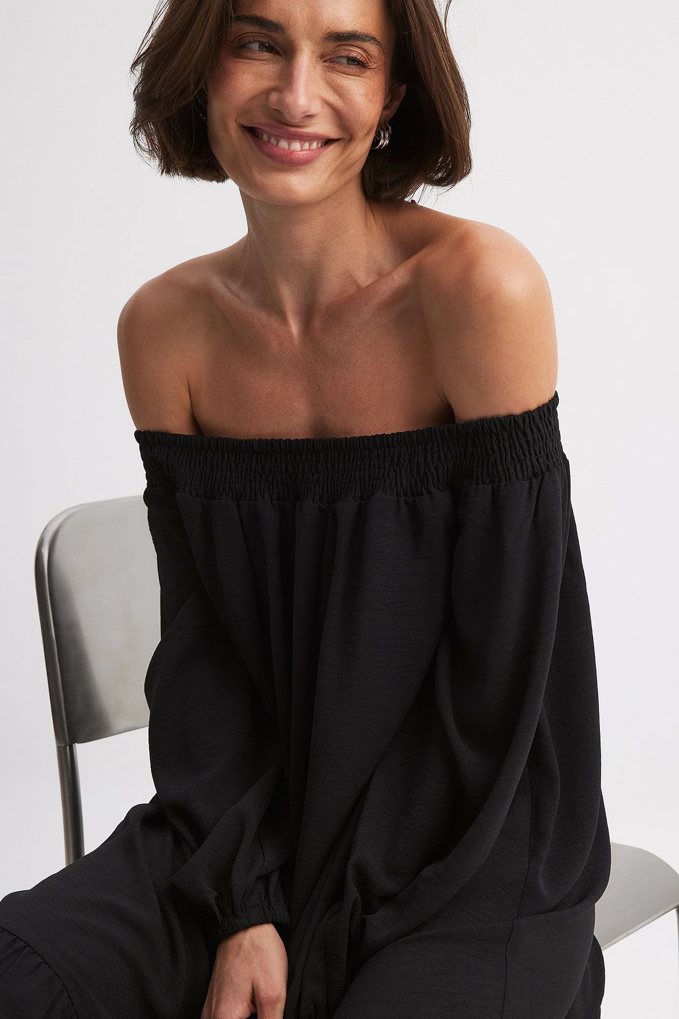 Schulterfreies Midikleid mit langen Ärmeln