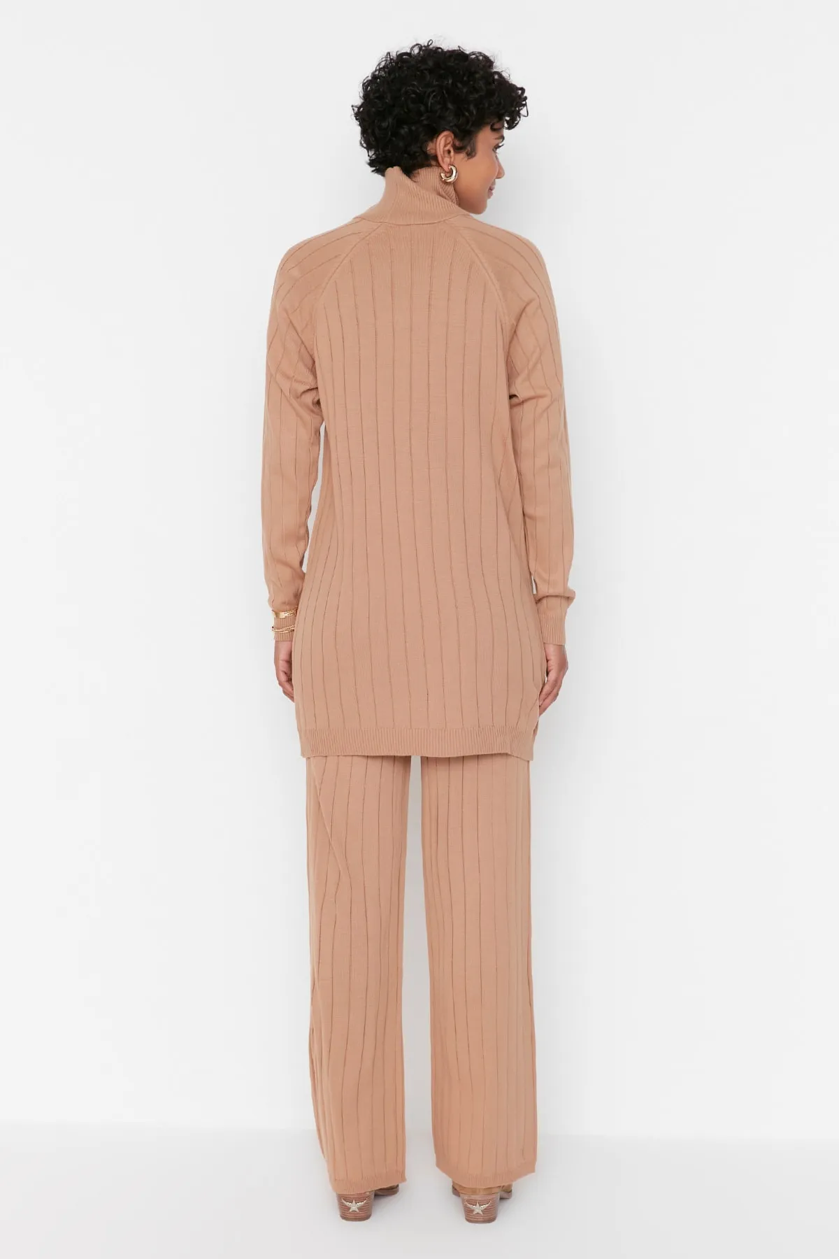 Trendyol Modest  Kamelfarbenes Strickset aus geripptem Rollkragenpullover und Hose TCTAW23US00002