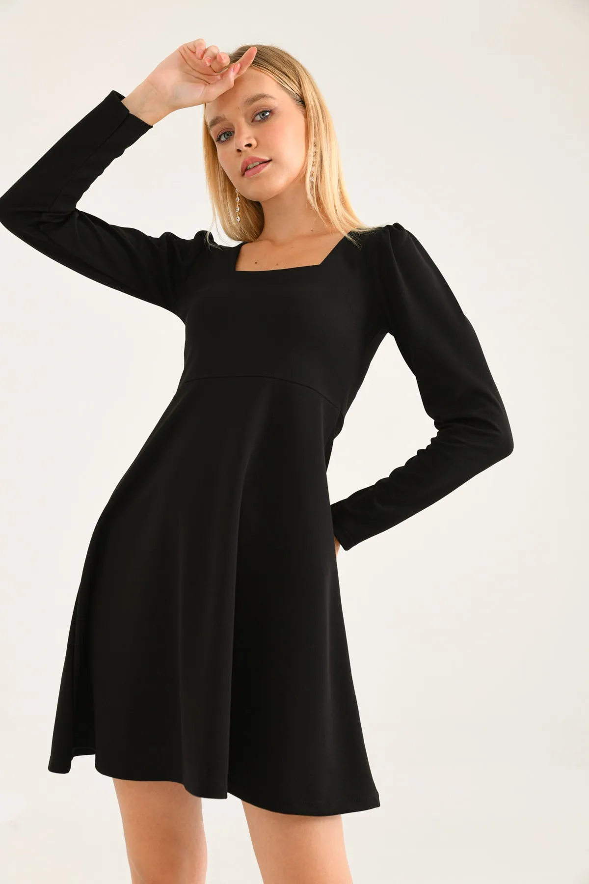 VOLT CLOTHİNG  Damen-Minikleid mit quadratischem Ausschnitt und langen Ärmeln