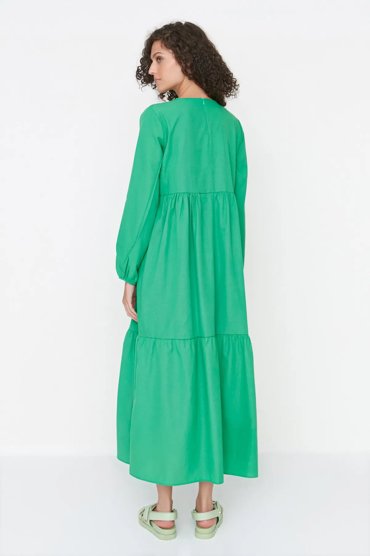 Trendyol Modest  Grünes, gewebtes Baumwollkleid mit weitem Schnitt und Raffung TCTSS21EL3406