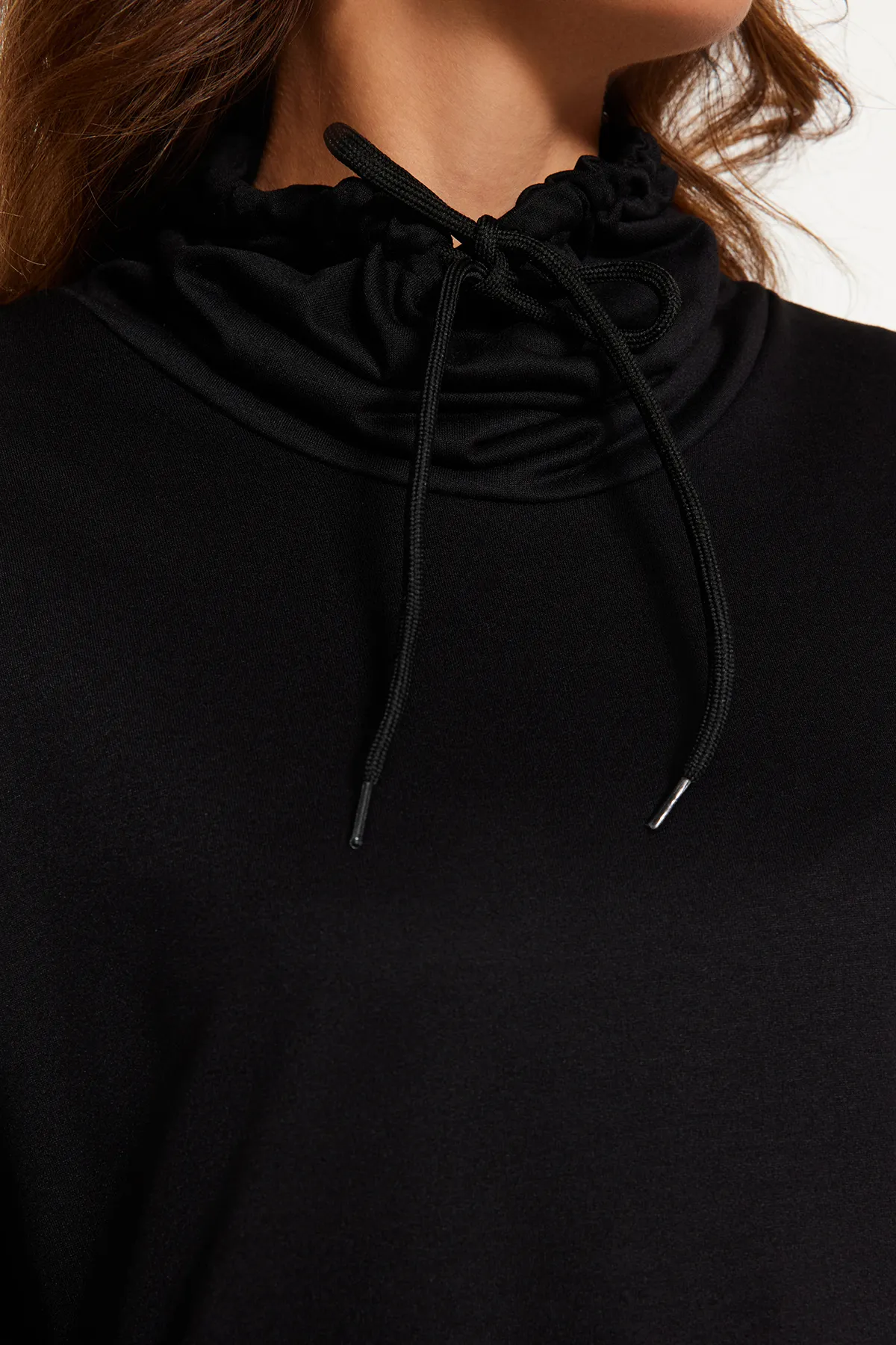Trendyol Modest  Schwarzes Maxi-Strickkleid mit Degaje-Kragen und Spitzendetail TCTSS22EB0132
