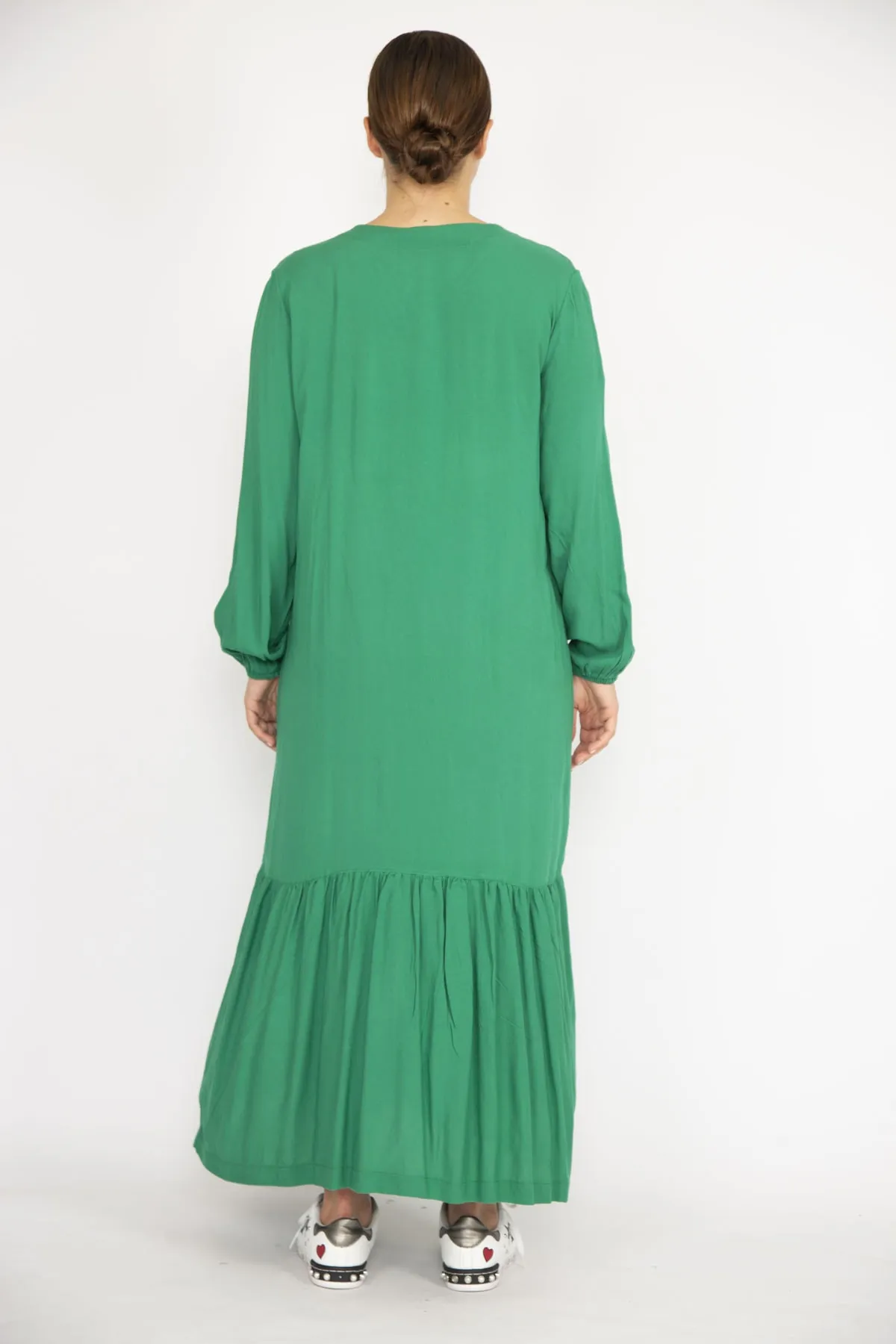 Şans  Grünes, großes Damenkleid aus gewebtem Viskosestoff mit Knöpfen vorne und langen Ärmeln 65n36694
