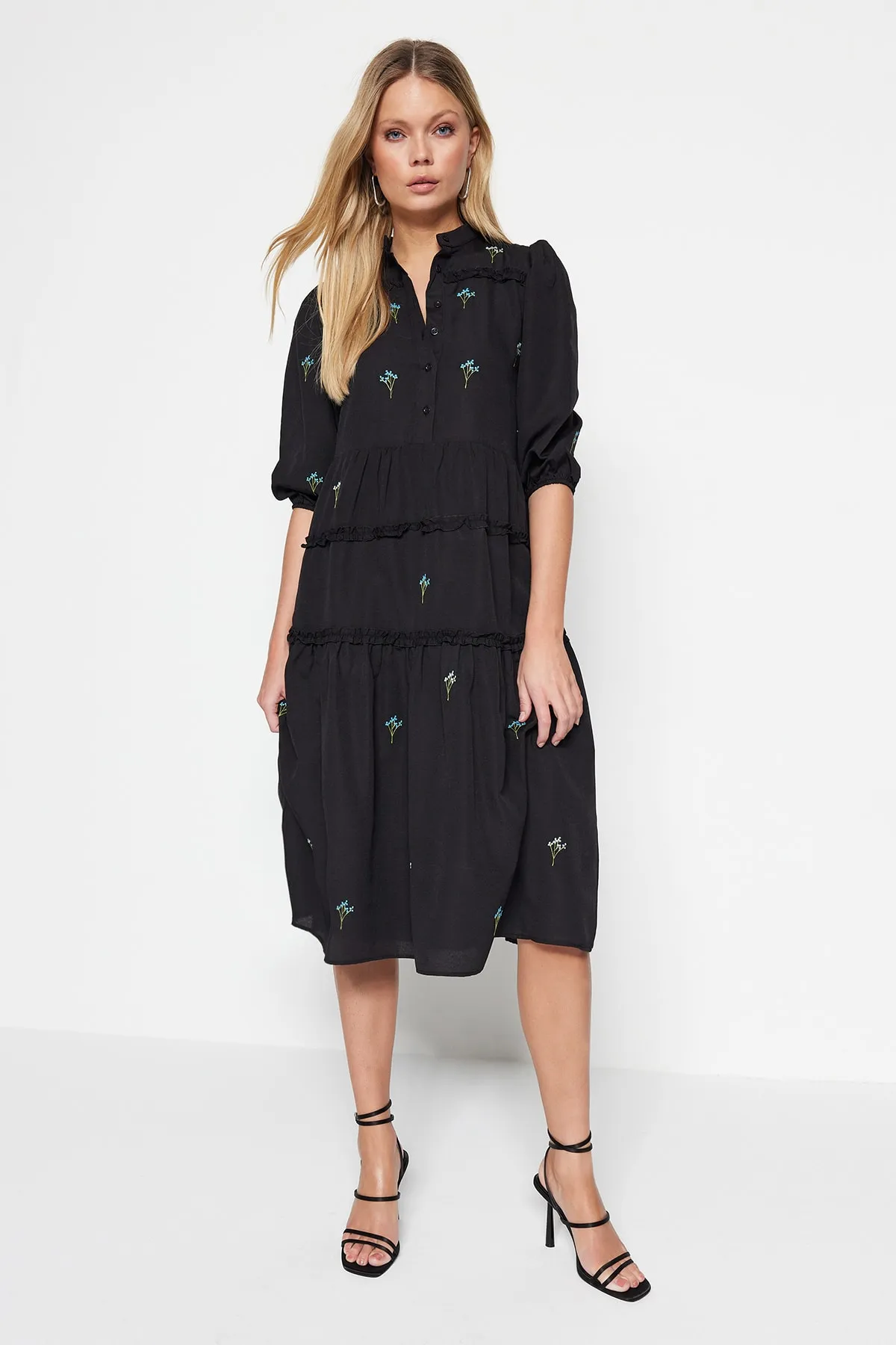 Trendyol Collection  Schwarzes, gerade geschnittenes, besticktes Midi-Webkleid TWOAW22EL0882