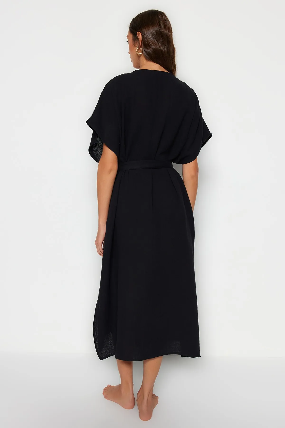 Trendyol Collection  Schwarzer Maxi-Kimono und Kaftan aus gewebtem Musselin mit Gürtel und Schlitz aus 100 % Baumwolle TBESS23KM00019