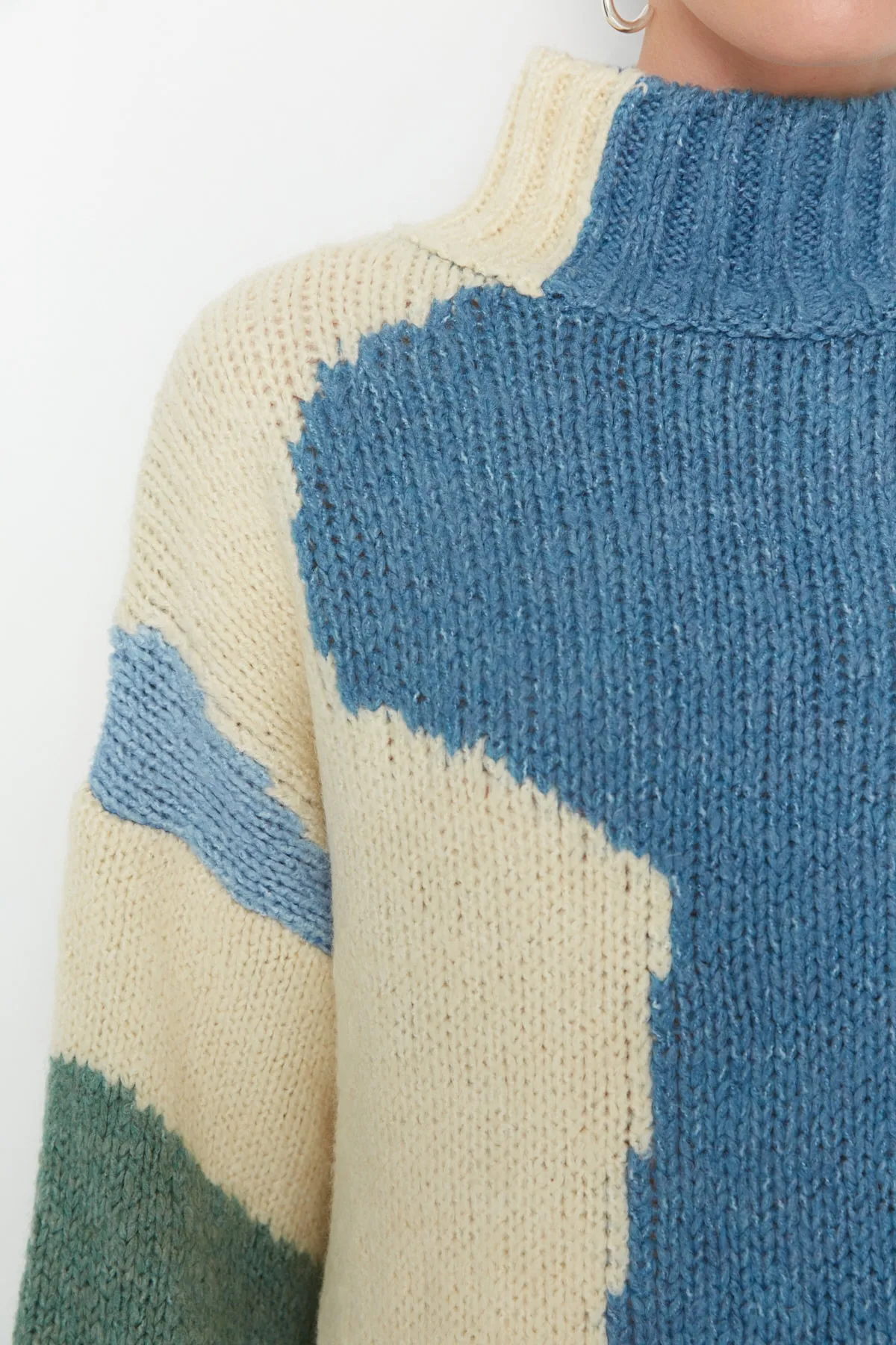 Trendyol Collection  Blauer, weich strukturierter Strickpullover mit Farbblockdesign TWOAW20XS0047