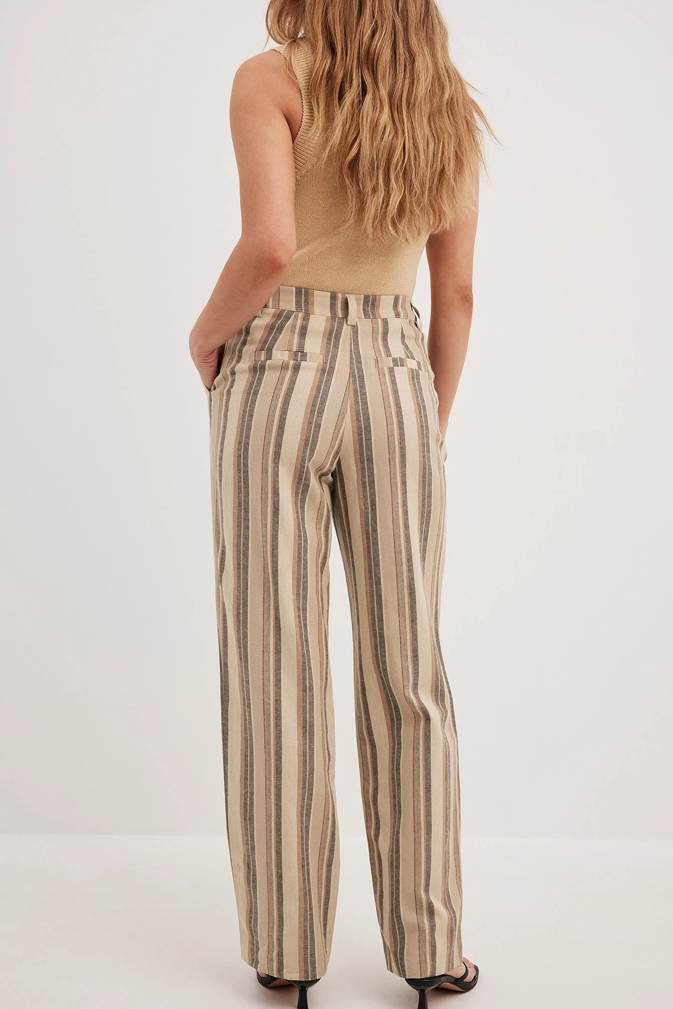 Gestreifte Anzughose mit mittelhoher Taille