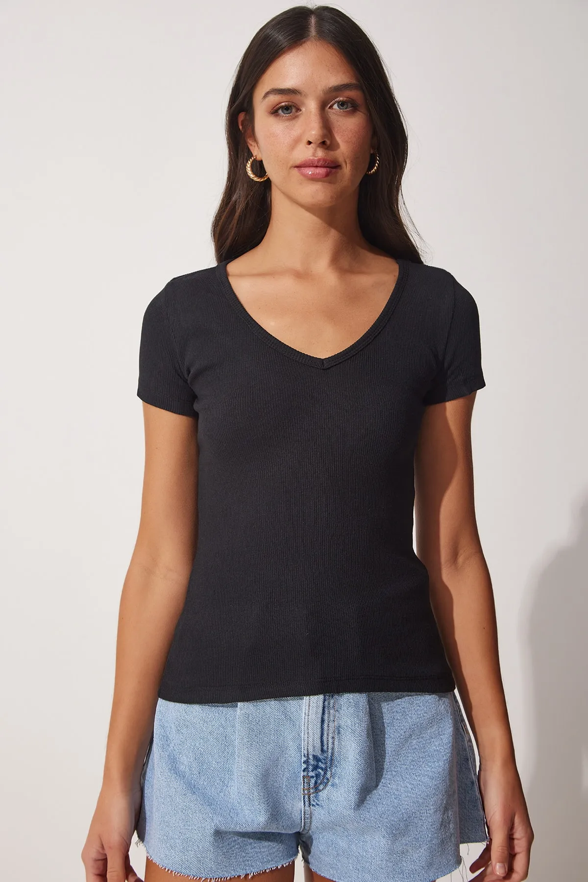 Happiness İstanbul  Schwarzes Strick-T-Shirt mit V-Ausschnitt für Damen HJ00001