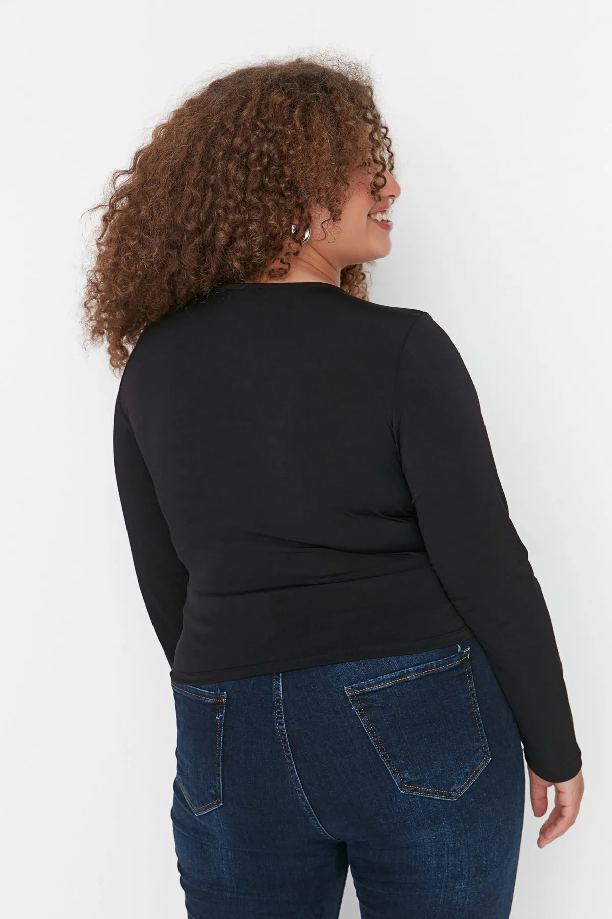 Trendyol Curve  Schwarze, detaillierte Strickbluse mit Fenster-/Ausschnittmuster TBBAW23AF00035