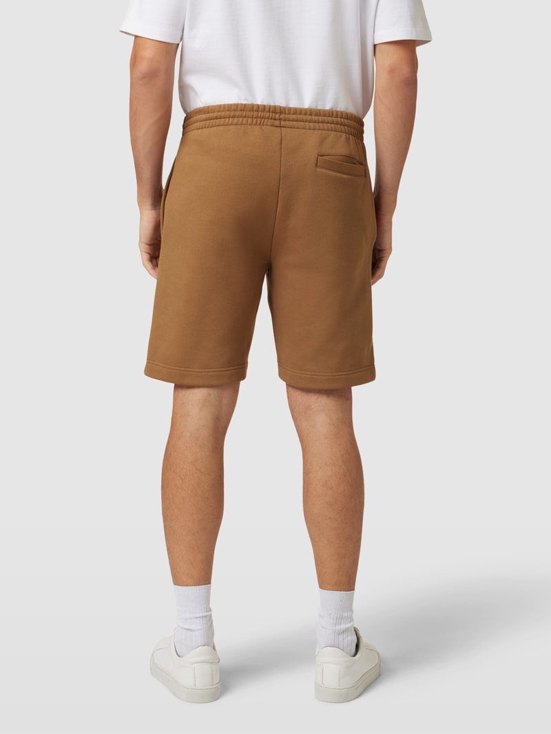 Sweatshorts mit Label-Applikation in camel