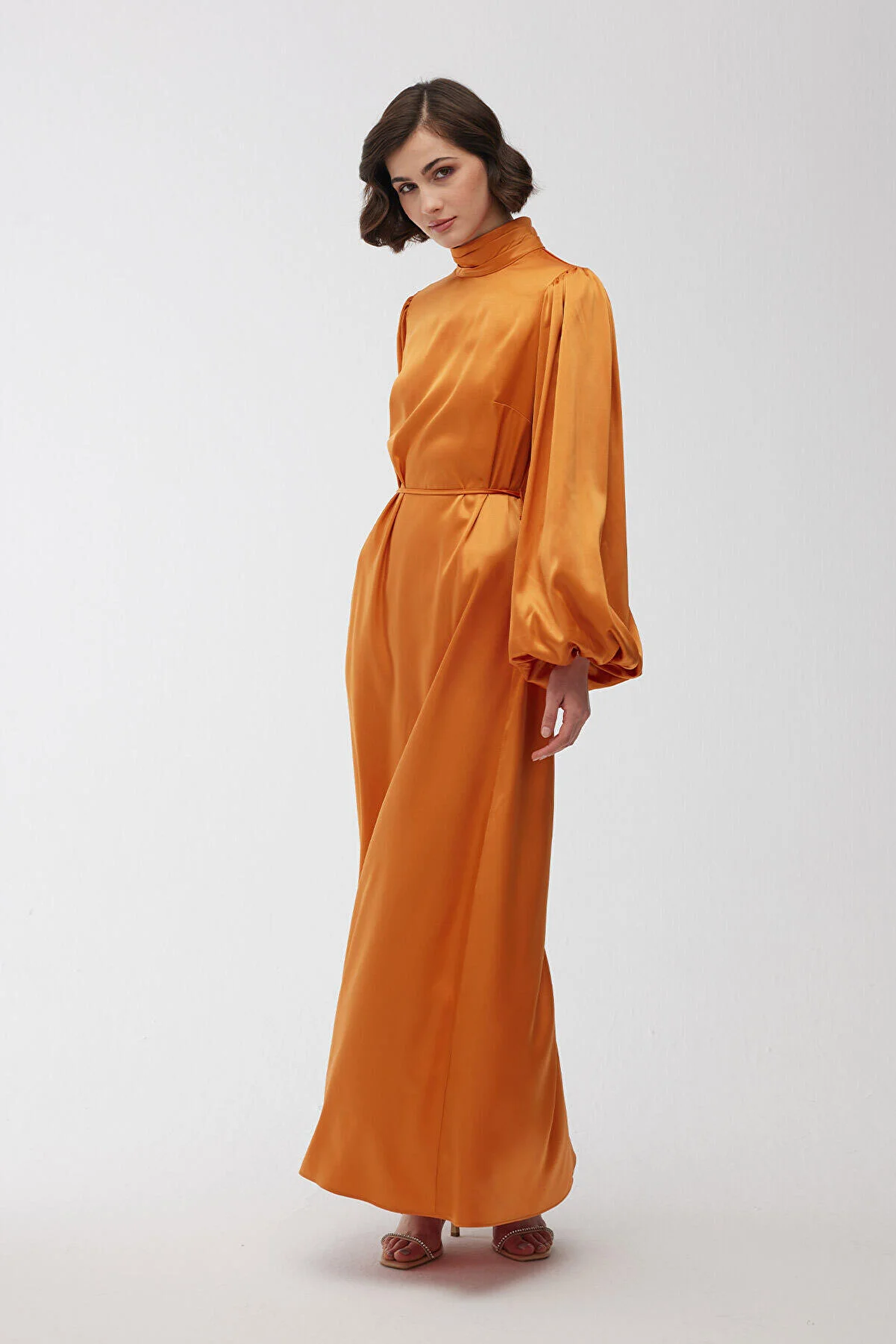 Manuka  Abendkleid aus Satin mit Ballonärmeln in Orange