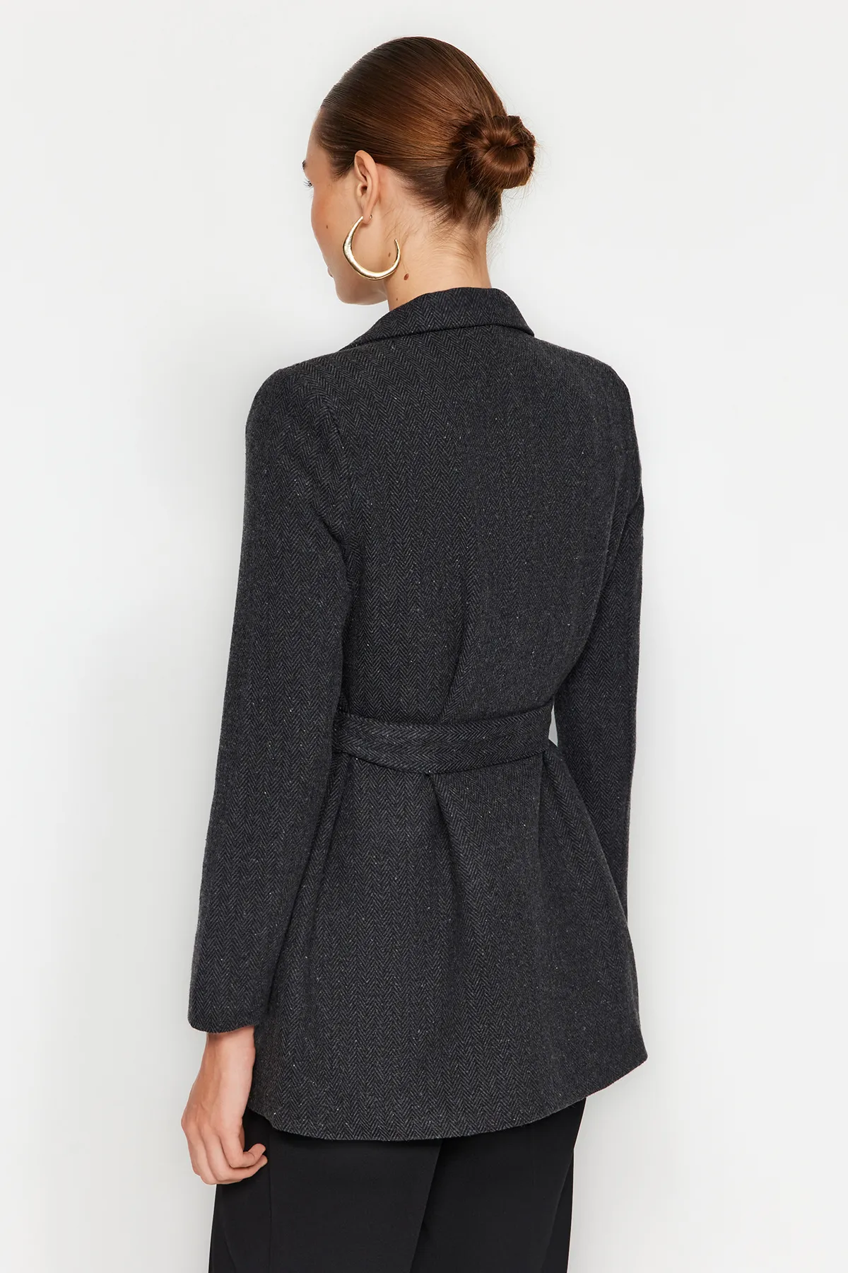Trendyol Collection  Schwarzer, regulärer, gewebter Blazer mit Krawattendetails TWOAW24BC00017