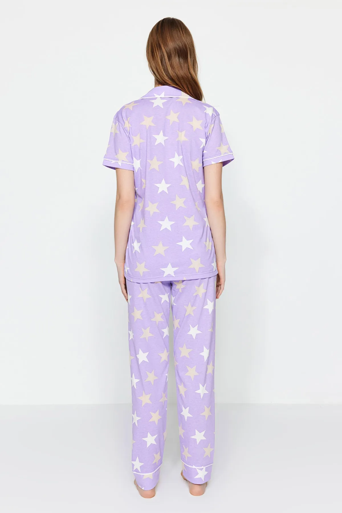 Trendyol Collection  Gestricktes Pyjama-Set aus Hemd und Hose aus fliederfarbener Baumwolle mit Sternenmuster THMSS21PT0786