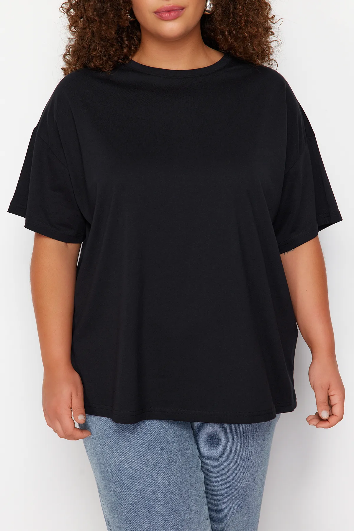 Trendyol Curve  Schwarzes bedrucktes Strick-T-Shirt mit Rundhalsausschnitt TBBSS23BF00024