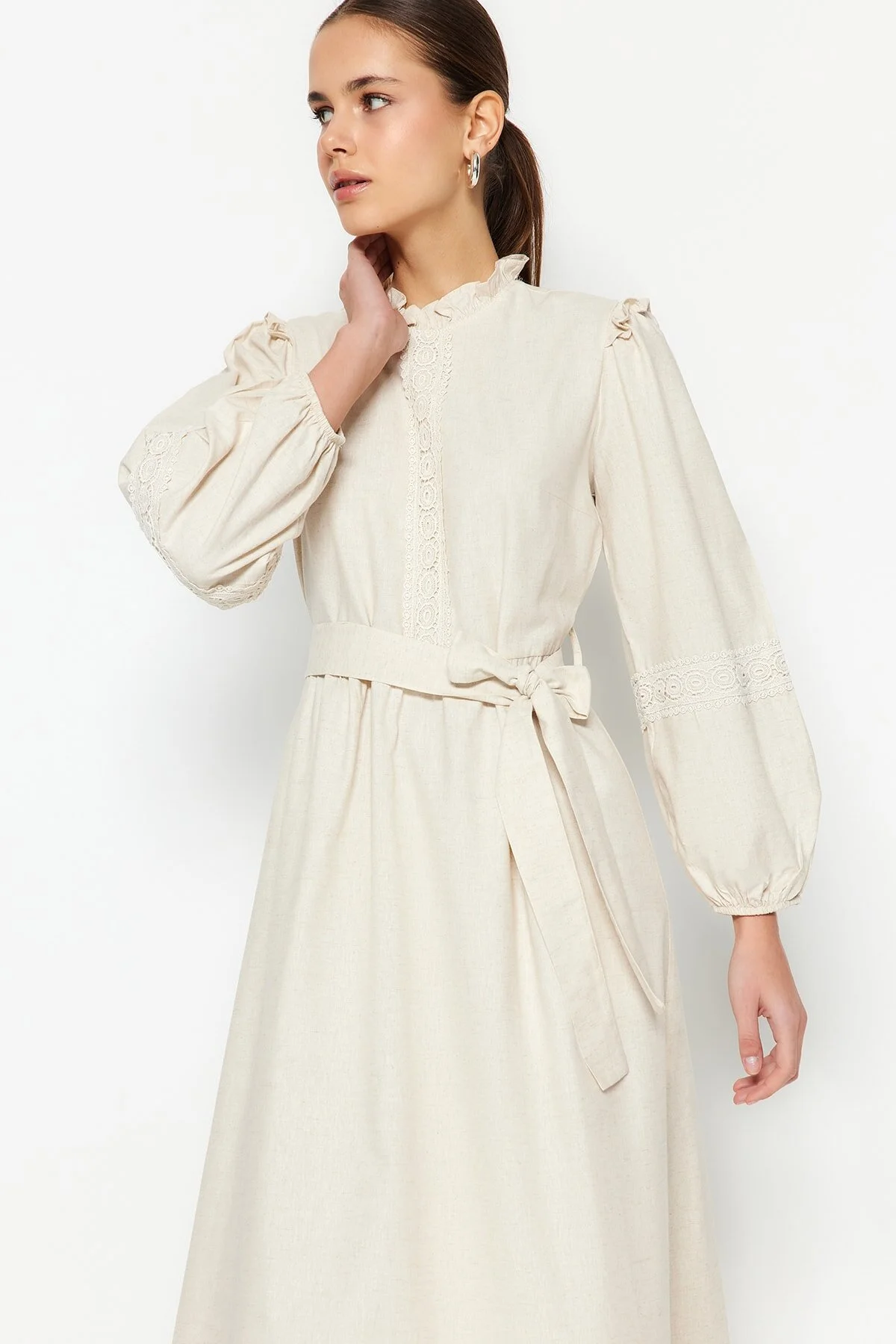 Trendyol Modest  Cremefarbenes Kleid aus gewebtem Leinenmischgewebe mit Guipure-Stoff mit Gürtel und Rüschendetail TCTSS23EB00011