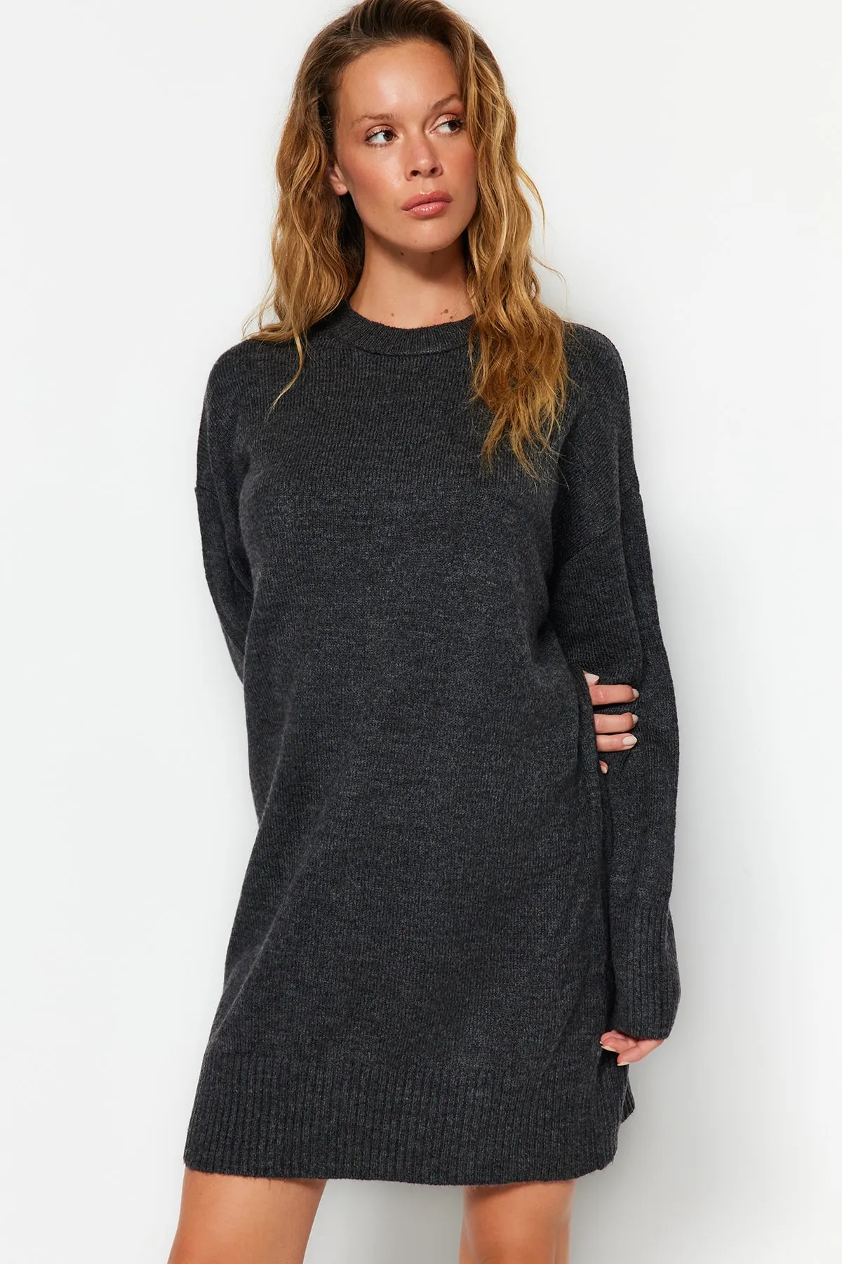 Trendyol Collection  Anthrazitfarbenes Mini-Strickkleid mit Rundhalsausschnitt TWOAW24EL00035