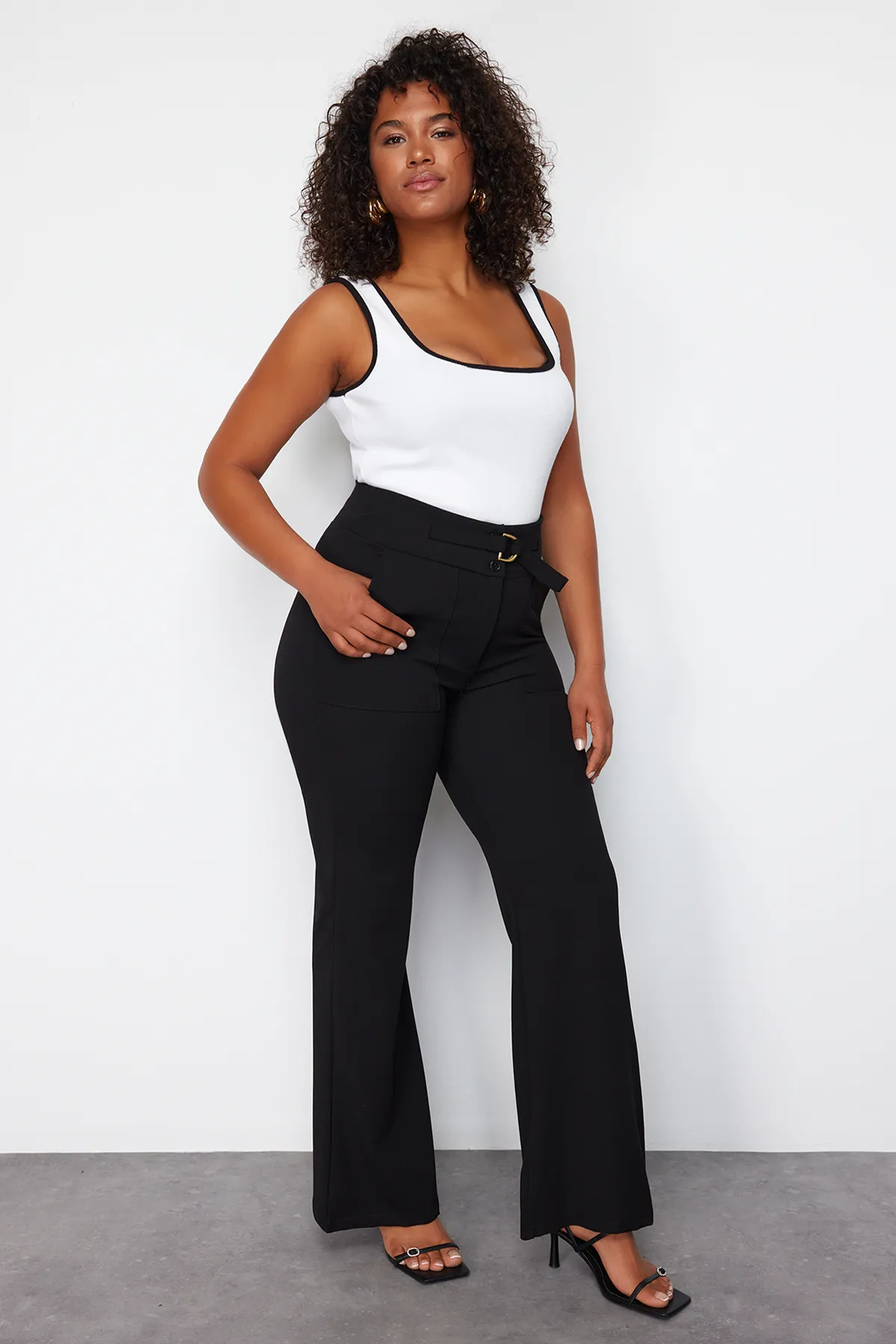 Trendyol Curve  Schwarze Schlaghose mit hoher Taille - TBBSS24AR00030