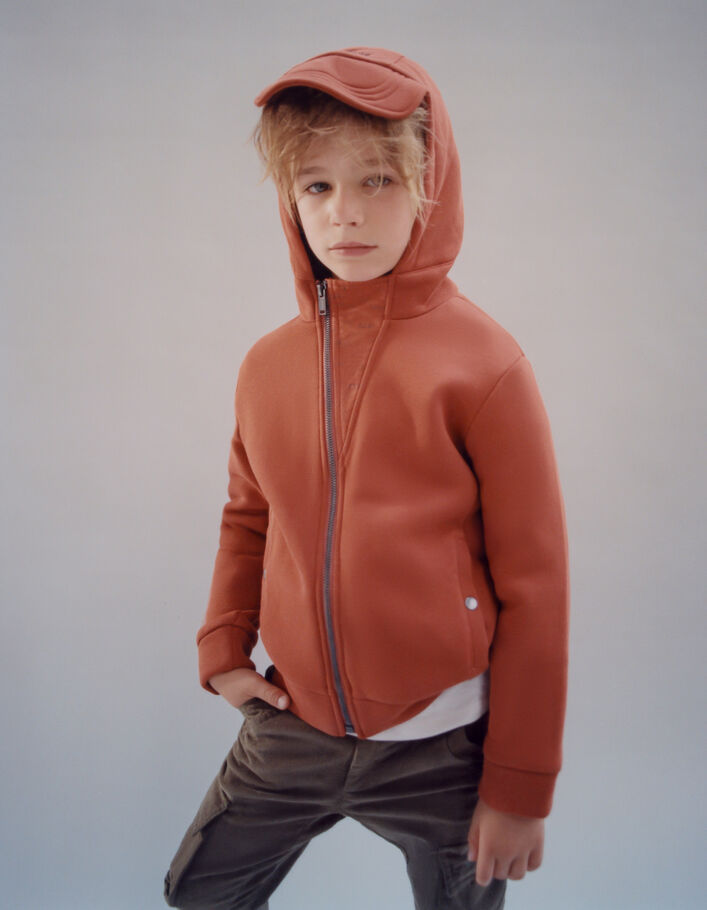 Cardigan brique avec visière sur capuche garçon