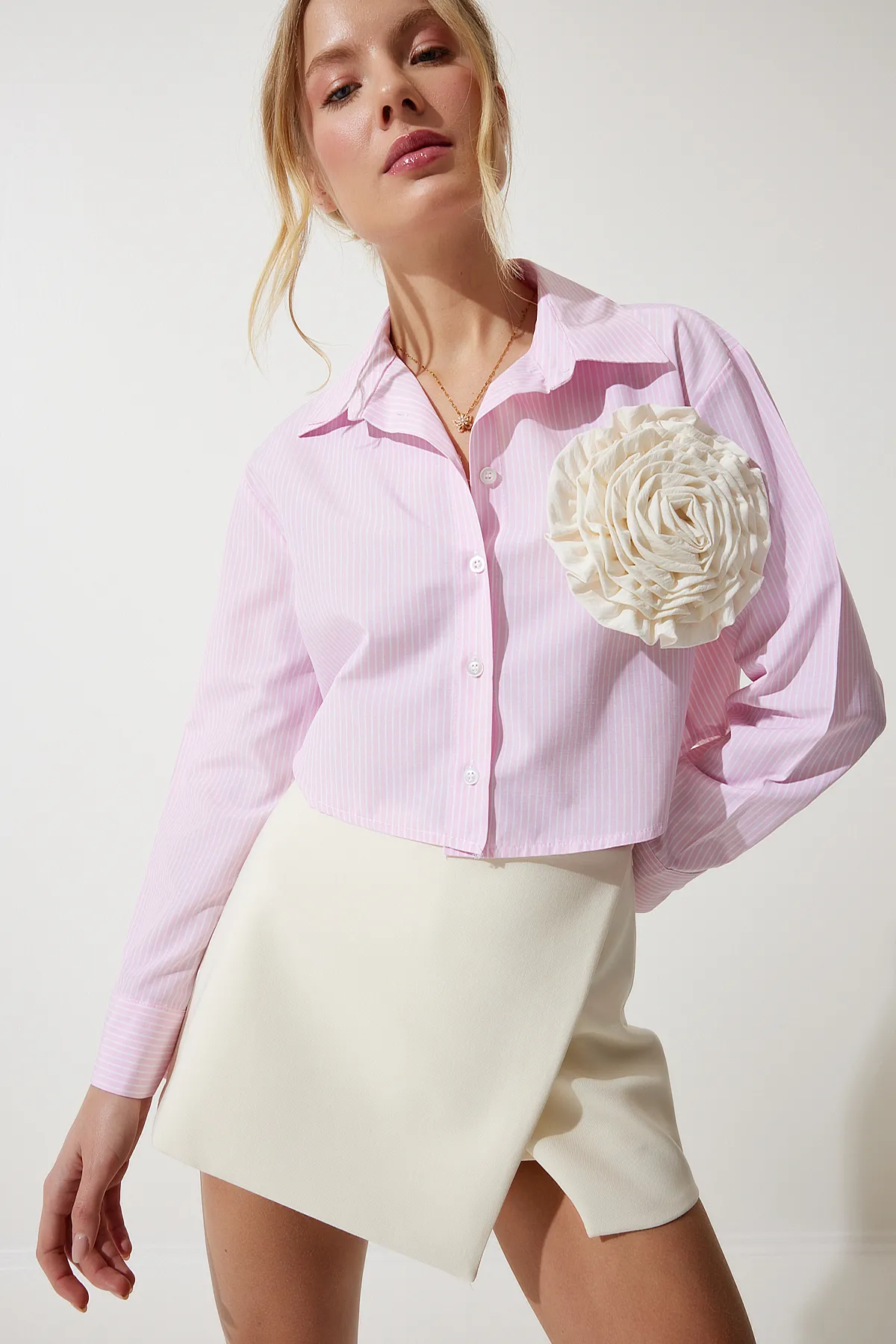 Happiness İstanbul  Hellrosa Premium-Crop-Shirt mit Blumenbrosche für Damen UL00017