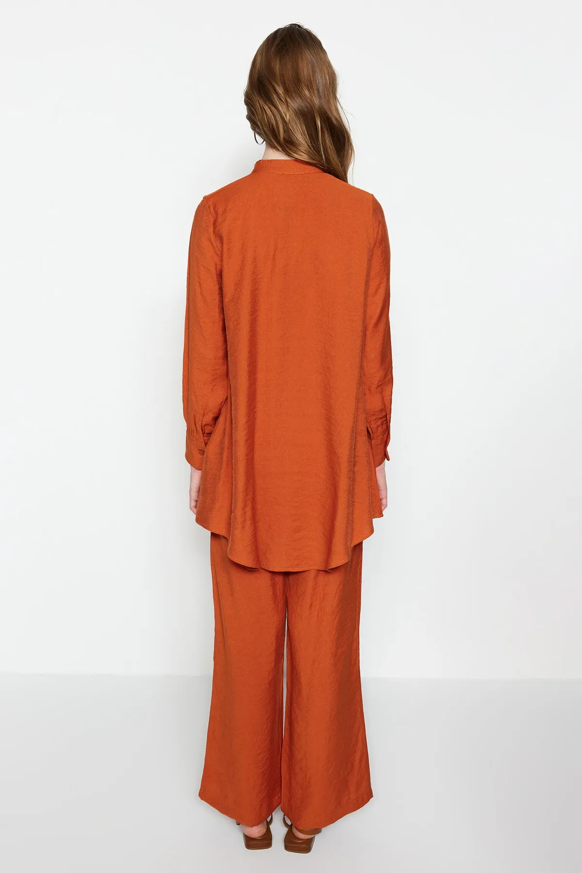 Trendyol Modest  Zimtfarbenes, halb verdecktes Tunika-Hosen-Set mit Schulterdetail und Knopfleiste, gewebt TCTSS22US0098